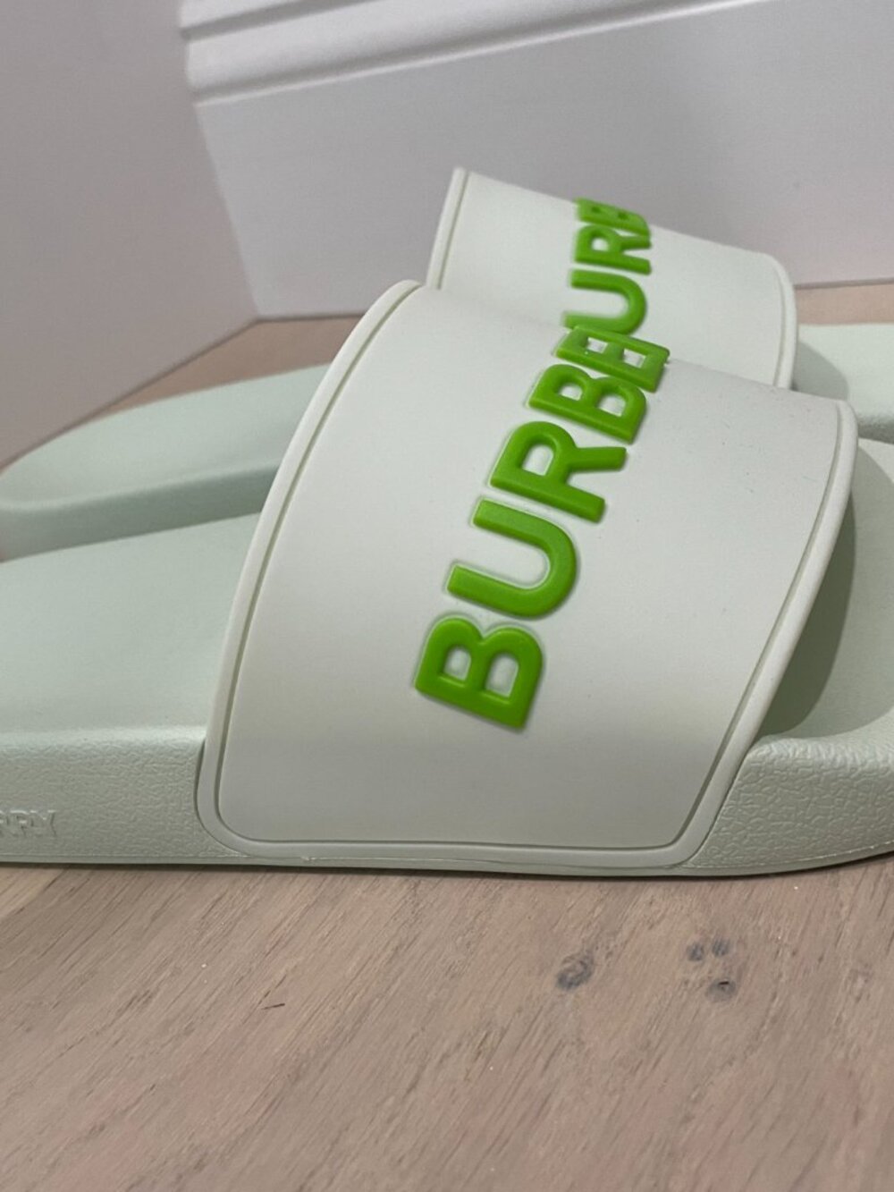 Burberry Slides - Picture 4 of 9
